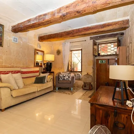 Valletta, Renaissance Building Apartment *